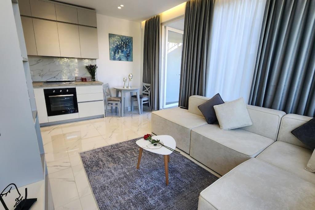 Penthouse With A City View Тирана Екстер'єр фото