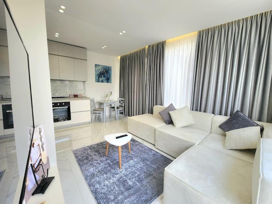 Penthouse With A City View Тирана Екстер'єр фото