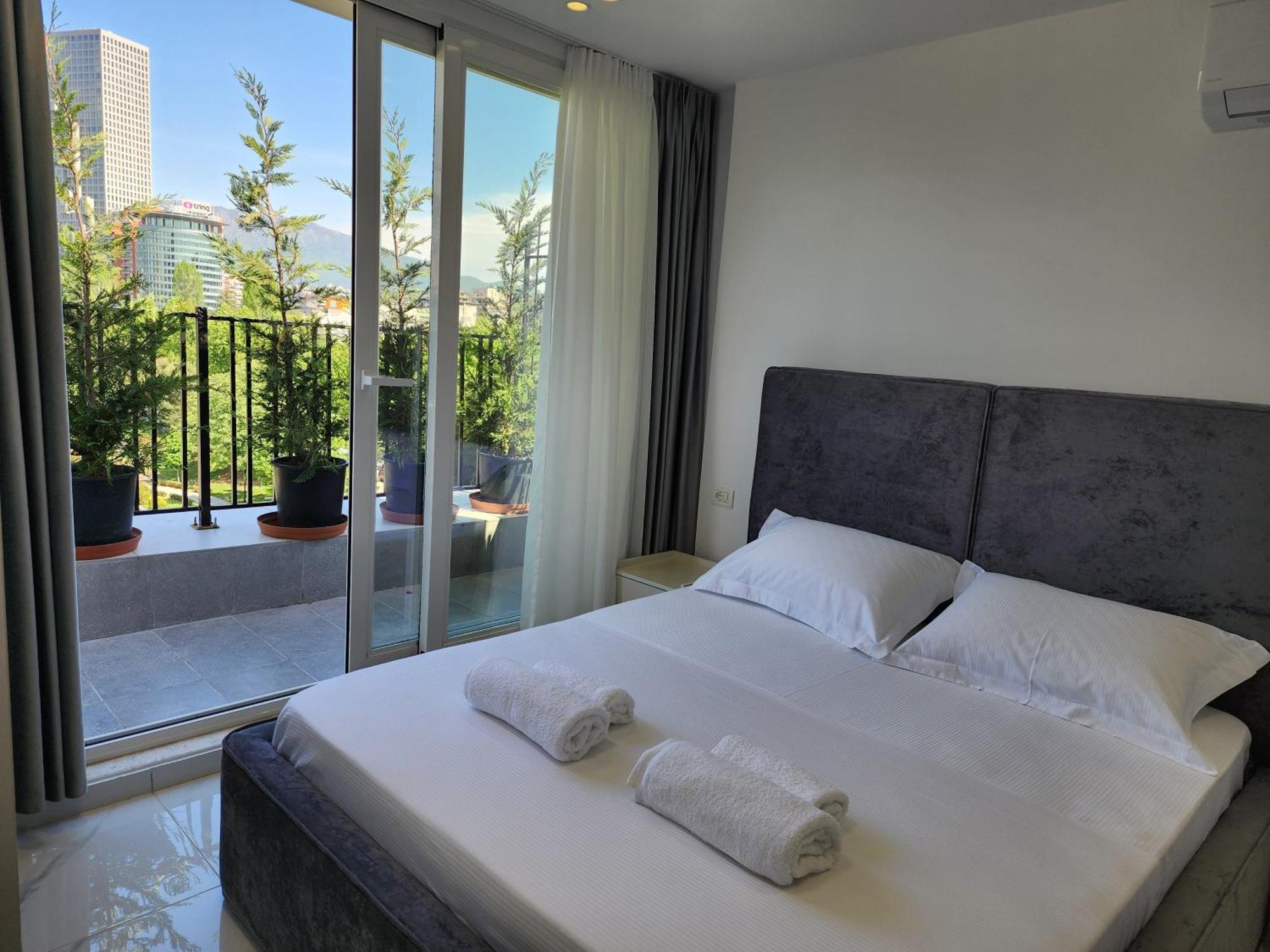 Penthouse With A City View Тирана Екстер'єр фото